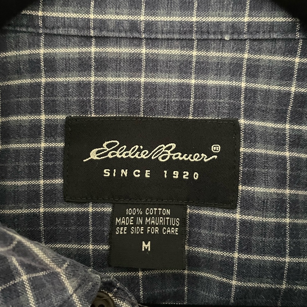 Mens size medium long sleeve button down shirt